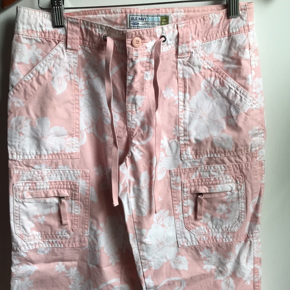 Old Navy Floral Cropped Cargo Pants Pink and white Hibiscus print pockets size 4 - Picture 3 of 5